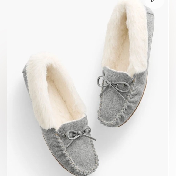 NWT TALBOTS RUBY BRUSHED FLANNEL MOCCASINS
IN GREY - SIZE 8 - Picture 2 of 9